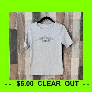 Reitmans T-shirt With a graphic of London